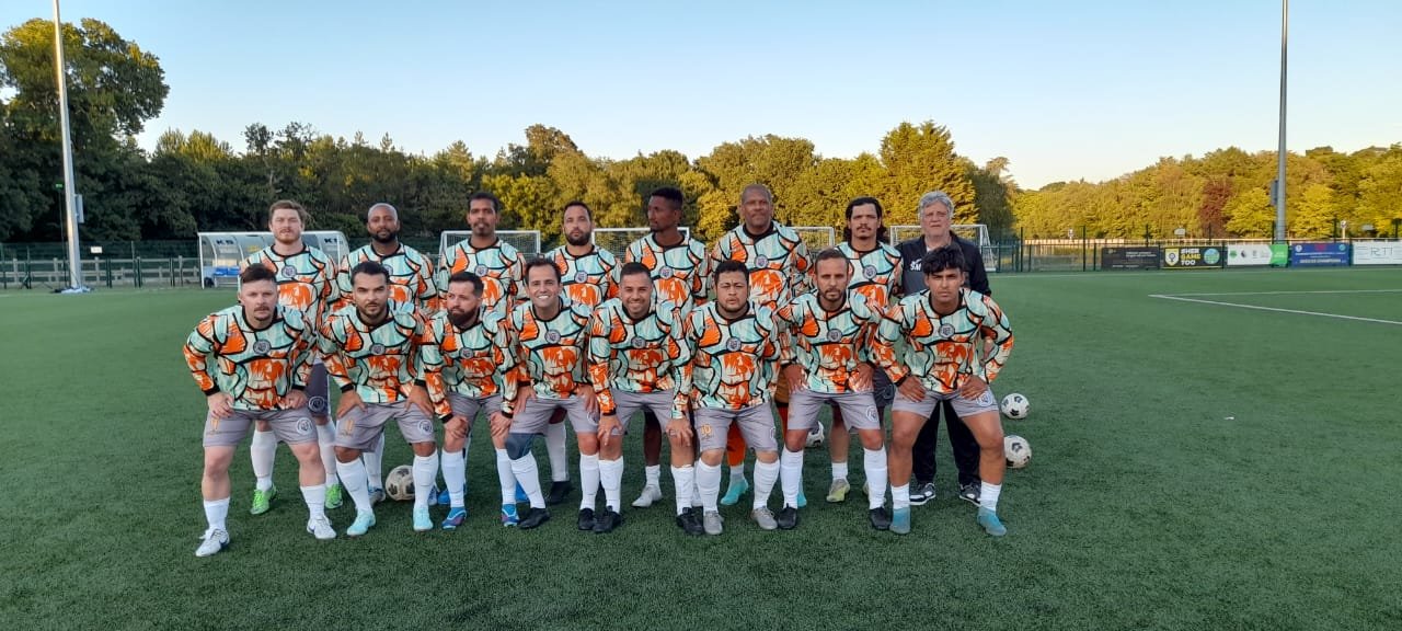 Jogadores comemorando gol